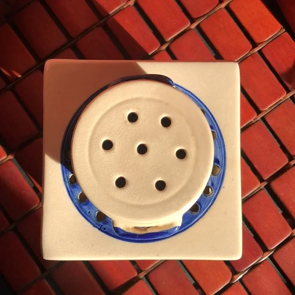 RARE, COUNTRY- COTTAGE STYLE WAX BURNER. Vintage. Blue and white pottery. - Picture 5 of 10